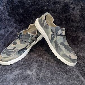 Camo Hey dudes womens size 9